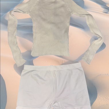Set top a manica lunga e shorts