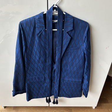 Veste blazer bleue à motifs avec ceinture à pompons