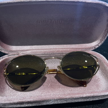 Lunettes de soleil Miu Miu avec étui