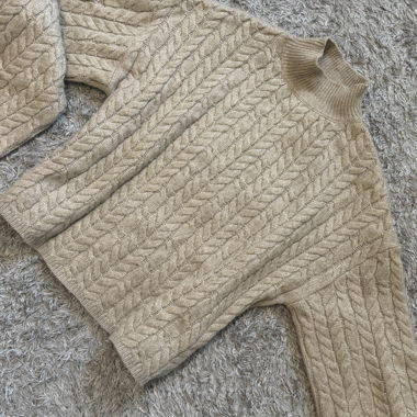 Beiger Rollkragen-Strickpullover mit Zopfmuster