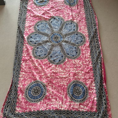 Buntes Badetuch mit Pompons