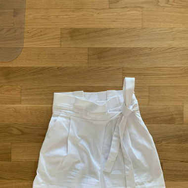 Weisse Paperbag Shorts mit Schleife