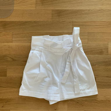 Weisse Paperbag Shorts mit Schleife