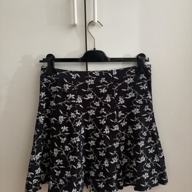 Mini-jupe noire et blanche