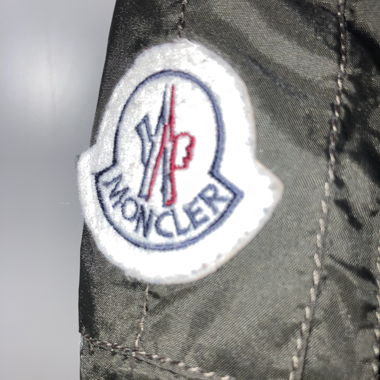 Giacca imbottita Moncler con cappuccio in pelliccia