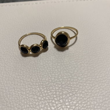 Goldfarbene Ringe mit schwarzen Steinen