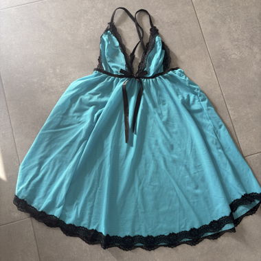 Nuisette turquoise avec dentelle noire