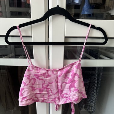 Crop Top mit pinkem Schmetterlingsmuster