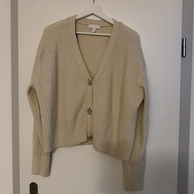 Strickjacke mit schönen Steinknöpfen
