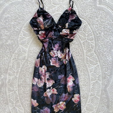 Midikleid aus schwarzem Blumen-Samt