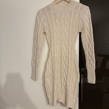Beiges Strickkleid mit Cut-Out Rücken