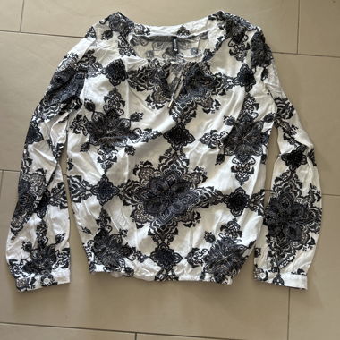 Schwarze und weiße bedruckte Bluse