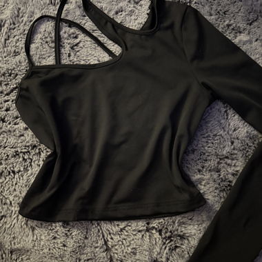 Schwarzes Langarm Top mit Cut-Out