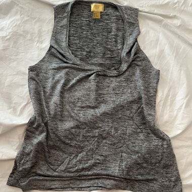Top grigio senza maniche con cappuccio