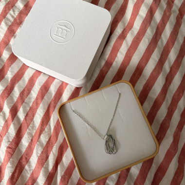 Collana con ciondolo argentato
