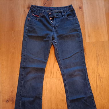 dunkle jeans