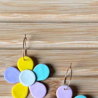 Orecchini a cerchio con grandi fiori pastello