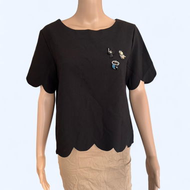 Top nero ricamato con design unico