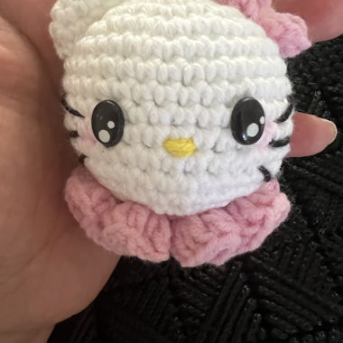 Hello-Kitty-Schlüsselanhänger aus Häkelgarn