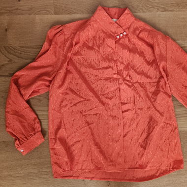 Blouse vintage à perles, aspect soie