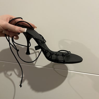 Schwarze Absatzschuhe mit Riemen