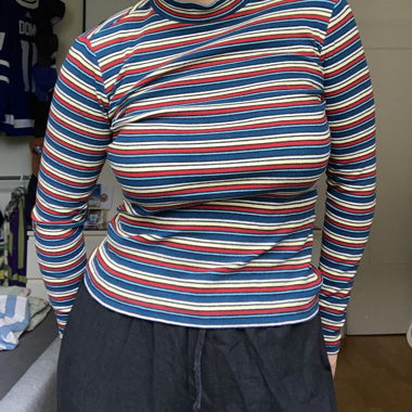 Farbiges Langarmshirt