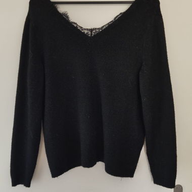 Maglione nero con scollo a V e bordo in pizzo