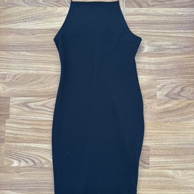 Robe noire à bretelles