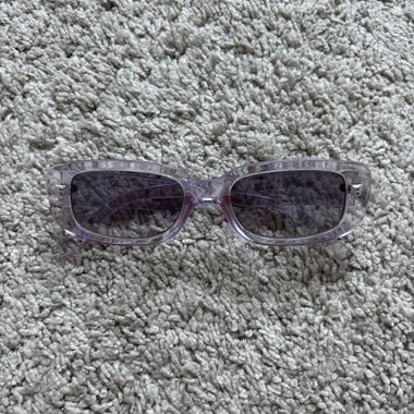 Lunettes de soleil violettes transparentes