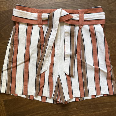 Shorts à rayures avec ceinture en mélange de lin