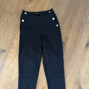 Pantalon noir avec boutons dorés