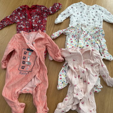 Paket Babybodys mit Blumenmotiv