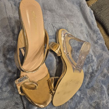 Mules con tacco dorato