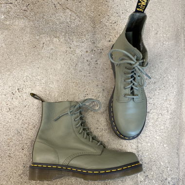 Dr. Martens 1460 Pascal Virginia in Khaki