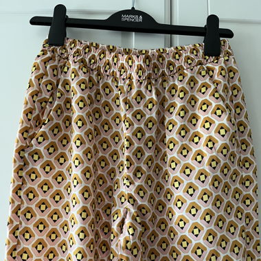 Moderne gemusterte Hose
