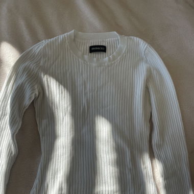 white long-sleeve T-shirt