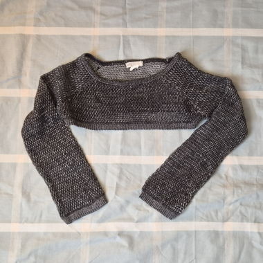 Kurzer Pullover aus grauem Strick