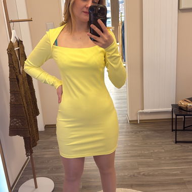 Abito aderente giallo a maniche lunghe