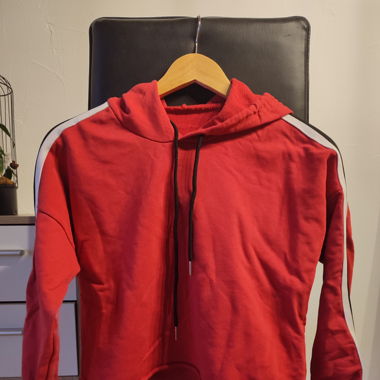 Kurzer sportlicher Pulli