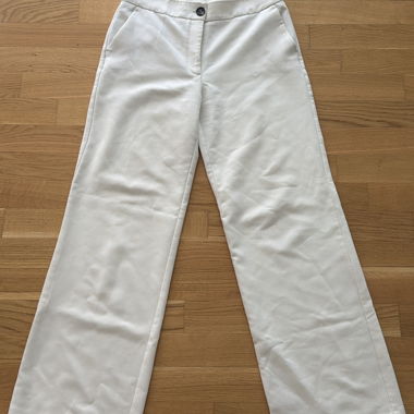 Elegante weisse Hose mit Mango-Tasche