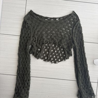 Maglione con maniche lunghe all’uncinetto