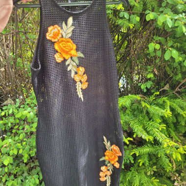 Abito in mesh nero con ricamo floreale
