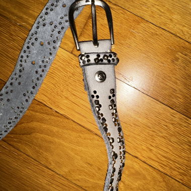 Ceinture cloutée grise en daim