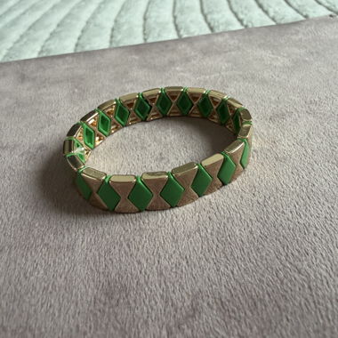 Elastisches grünes und goldenes Armband