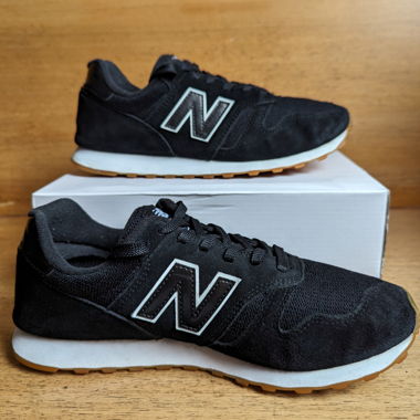 New Balance 373 in Black Suede Gr. 41