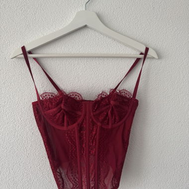Top corsetto in pizzo bordeaux