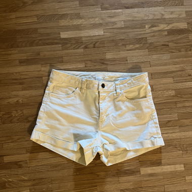 Pastelgelbe kurze Hose
