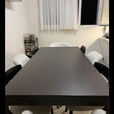 Table à manger brun foncé