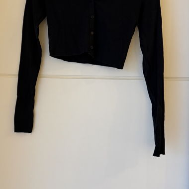 Kurzer schwarzer Cardigan mit Knöpfen