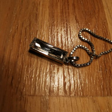 Collana con ciondolo rettangolare